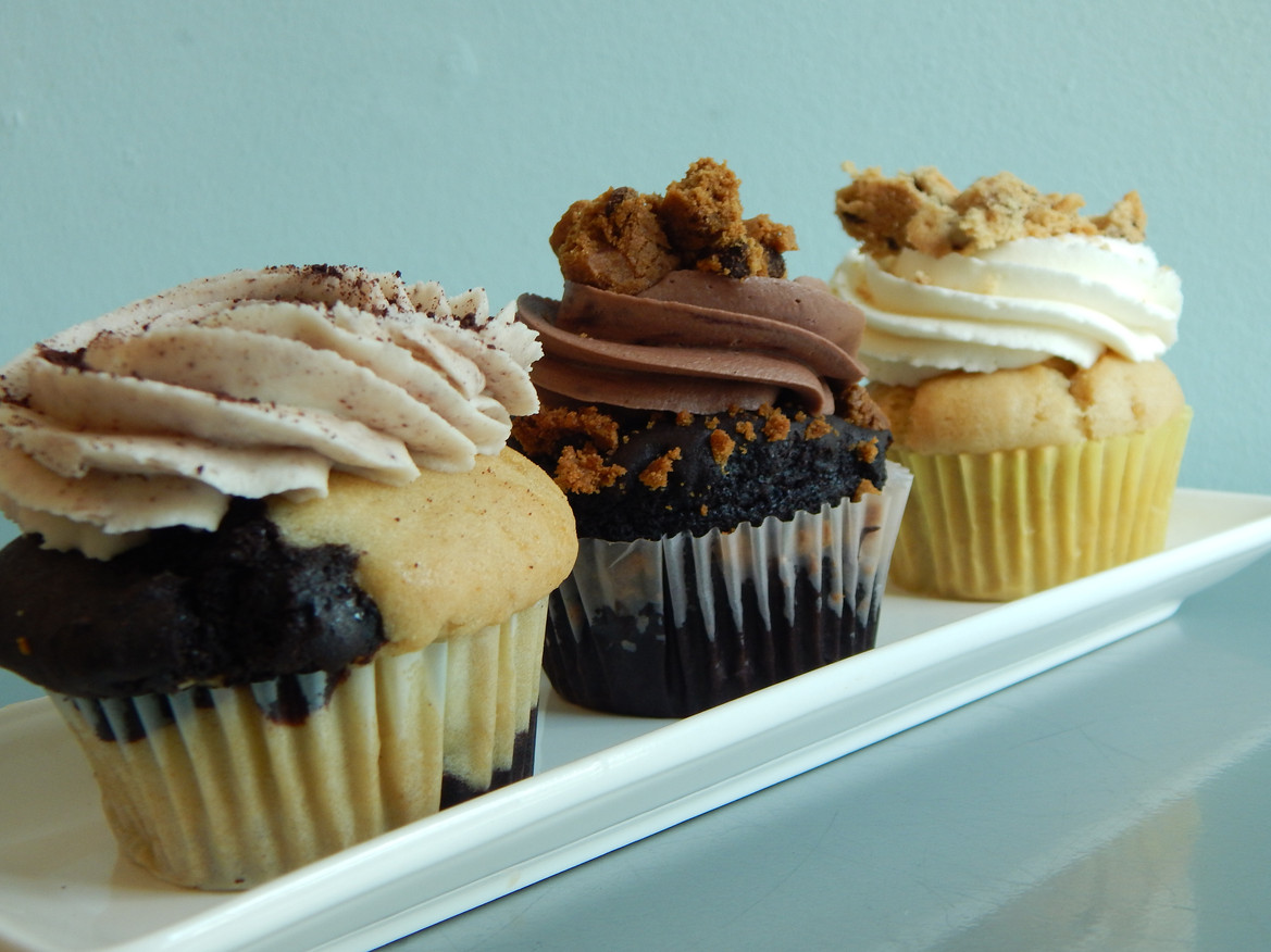 3cupcakesinarow.JPG